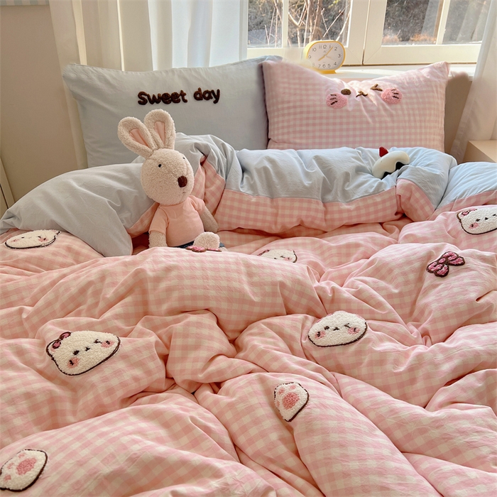 91家纺网 家纺一手货源 找家纺 丽涵家纺 2025新款色织水洗棉毛巾绣四件套-甜心小猫系列 甜心小猫-粉蓝-简单款