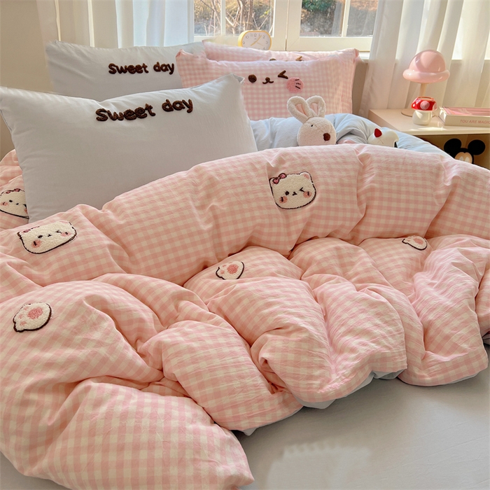 91家纺网 家纺一手货源 找家纺 丽涵家纺 2025新款色织水洗棉毛巾绣四件套-甜心小猫系列 甜心小猫-粉蓝-简单款