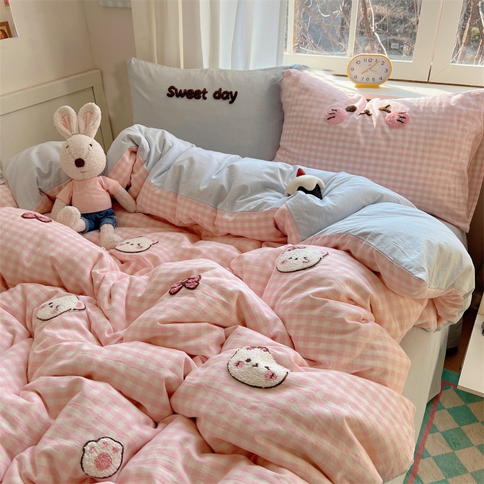 91家纺网 家纺一手货源 找家纺 丽涵家纺 2025新款色织水洗棉毛巾绣四件套-甜心小猫系列 甜心小猫-粉蓝-简单款