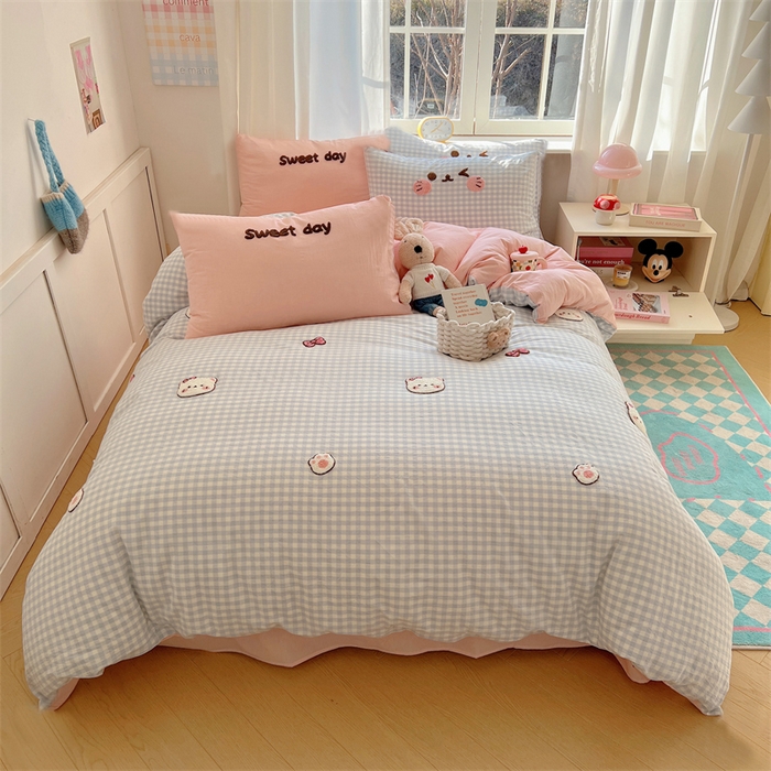 91家纺网 家纺一手货源 找家纺 丽涵家纺 2025新款色织水洗棉毛巾绣四件套-甜心小猫系列 甜心小猫-蓝格-简单款