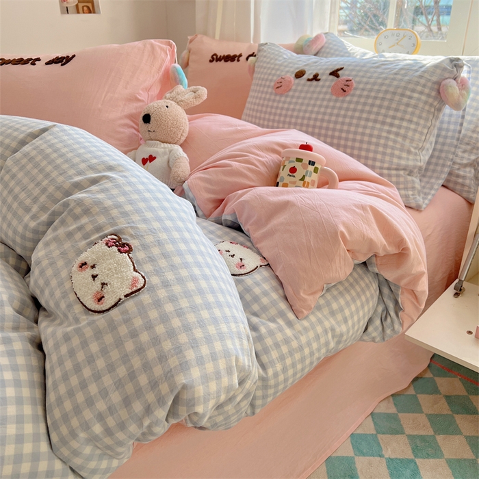 91家纺网 家纺一手货源 找家纺 丽涵家纺 2025新款色织水洗棉毛巾绣四件套-甜心小猫系列 甜心小猫-蓝格-简单款