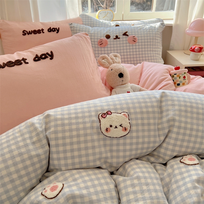 91家纺网 家纺一手货源 找家纺 丽涵家纺 2025新款色织水洗棉毛巾绣四件套-甜心小猫系列 甜心小猫-蓝格-简单款