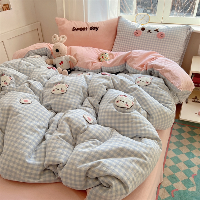 91家纺网 家纺一手货源 找家纺 丽涵家纺 2025新款色织水洗棉毛巾绣四件套-甜心小猫系列 甜心小猫-蓝格-简单款