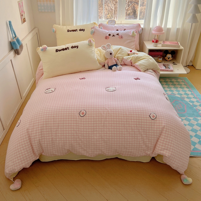 91家纺网 家纺一手货源 找家纺 丽涵家纺 2025新款色织水洗棉毛巾绣四件套-甜心小猫系列 甜心小猫-粉黄-毛球款