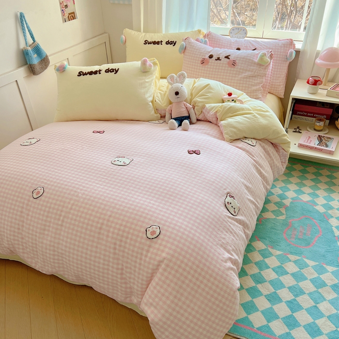 91家纺网 家纺一手货源 找家纺 丽涵家纺 2025新款色织水洗棉毛巾绣四件套-甜心小猫系列 甜心小猫-粉黄-毛球款