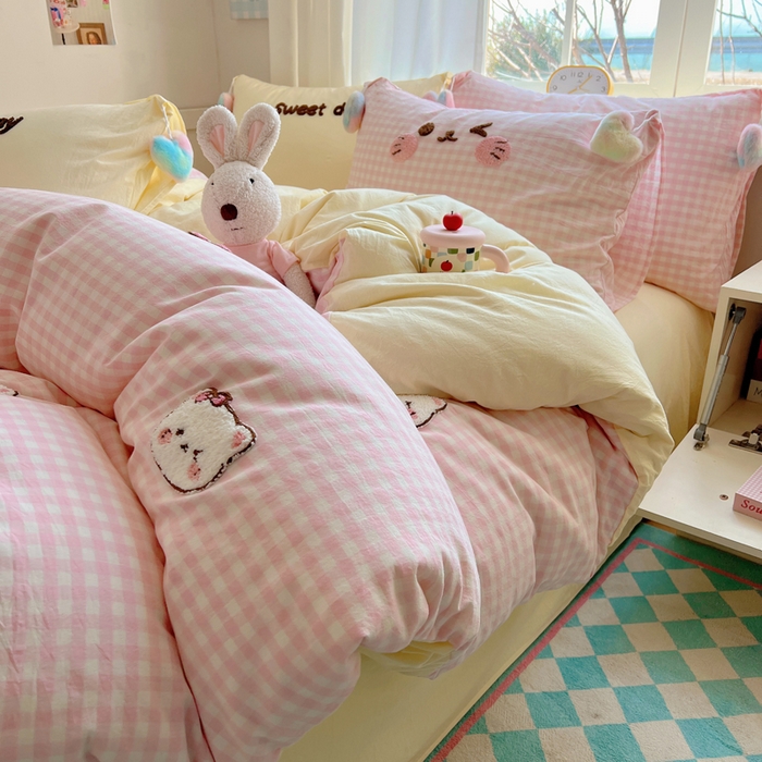 91家纺网 家纺一手货源 找家纺 丽涵家纺 2025新款色织水洗棉毛巾绣四件套-甜心小猫系列 甜心小猫-粉黄-毛球款