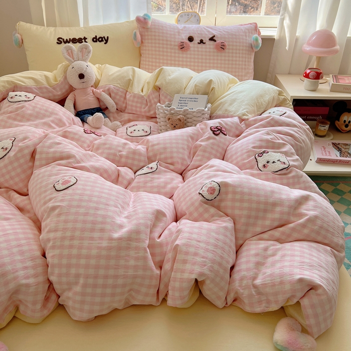 91家纺网 家纺一手货源 找家纺 丽涵家纺 2025新款色织水洗棉毛巾绣四件套-甜心小猫系列 甜心小猫-粉黄-毛球款