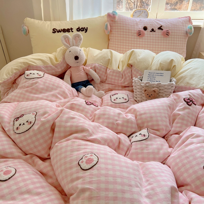 91家纺网 家纺一手货源 找家纺 丽涵家纺 2025新款色织水洗棉毛巾绣四件套-甜心小猫系列 甜心小猫-粉黄-毛球款