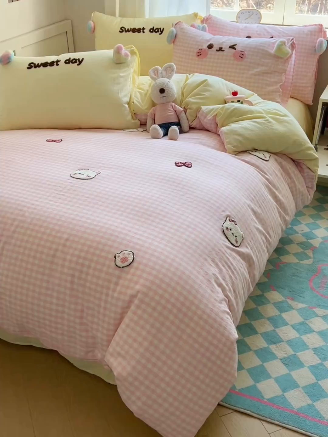 91家纺网 家纺一手货源 找家纺 丽涵家纺 2025新款色织水洗棉毛巾绣四件套-甜心小猫系列 甜心小猫-粉黄-毛球款