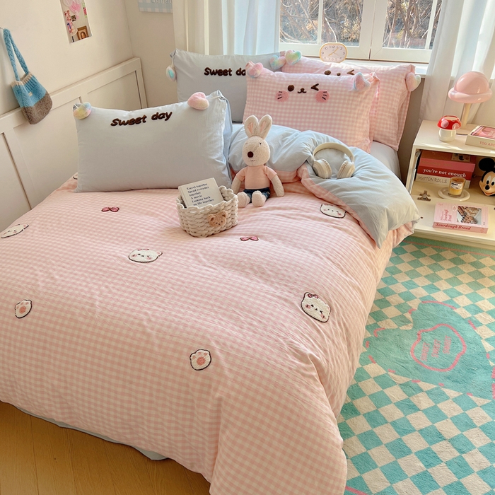 91家纺网 家纺一手货源 找家纺 丽涵家纺 2025新款色织水洗棉毛巾绣四件套-甜心小猫系列 甜心小猫-粉蓝-毛球款