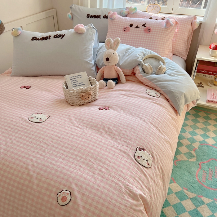 91家纺网 家纺一手货源 找家纺 丽涵家纺 2025新款色织水洗棉毛巾绣四件套-甜心小猫系列 甜心小猫-粉蓝-毛球款