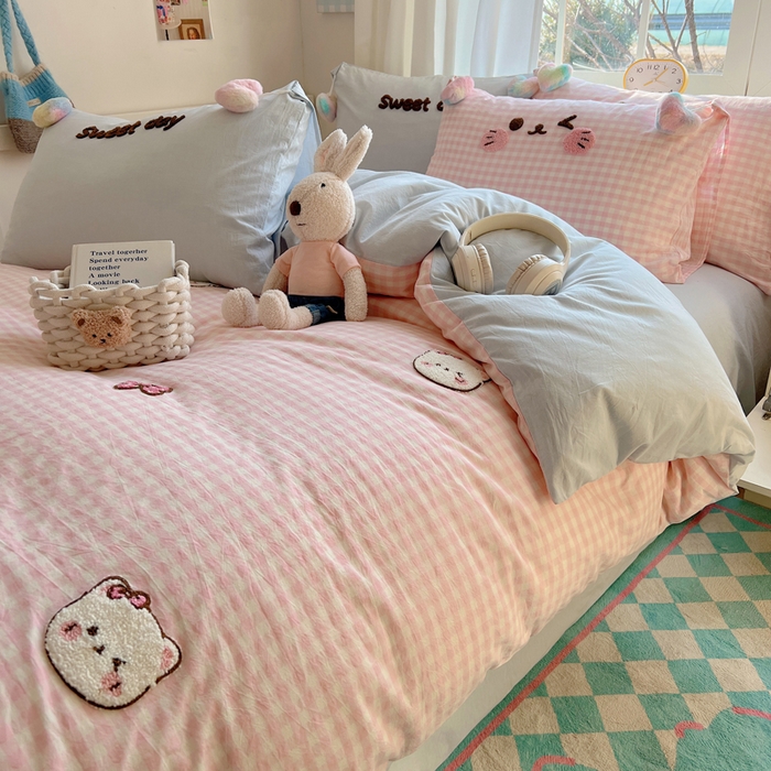 91家纺网 家纺一手货源 找家纺 丽涵家纺 2025新款色织水洗棉毛巾绣四件套-甜心小猫系列 甜心小猫-粉蓝-毛球款