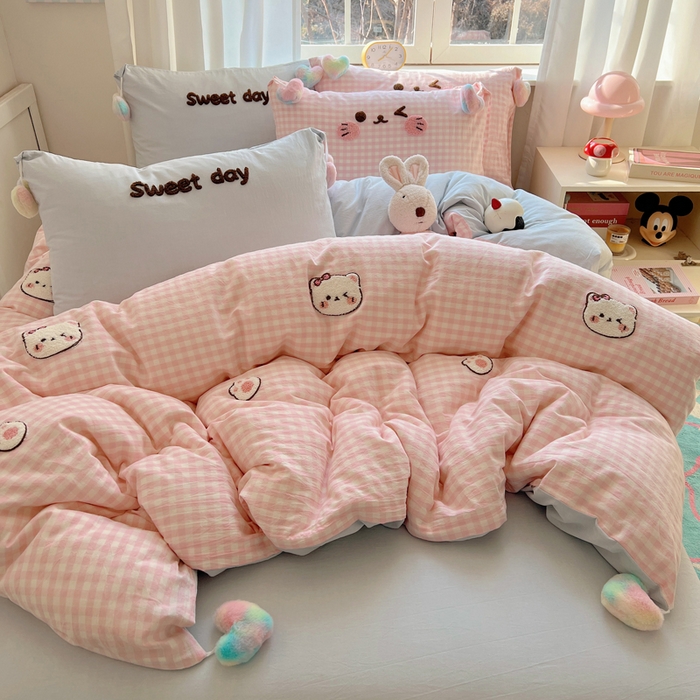 91家纺网 家纺一手货源 找家纺 丽涵家纺 2025新款色织水洗棉毛巾绣四件套-甜心小猫系列 甜心小猫-粉蓝-毛球款