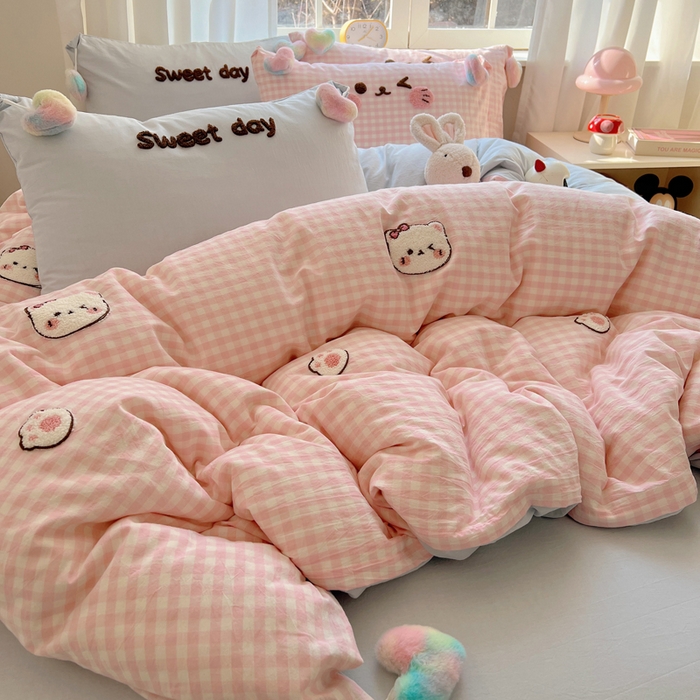 91家纺网 家纺一手货源 找家纺 丽涵家纺 2025新款色织水洗棉毛巾绣四件套-甜心小猫系列 甜心小猫-粉蓝-毛球款