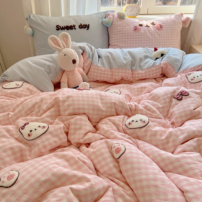 91家纺网 家纺一手货源 找家纺 丽涵家纺 2025新款色织水洗棉毛巾绣四件套-甜心小猫系列 甜心小猫-粉蓝-毛球款