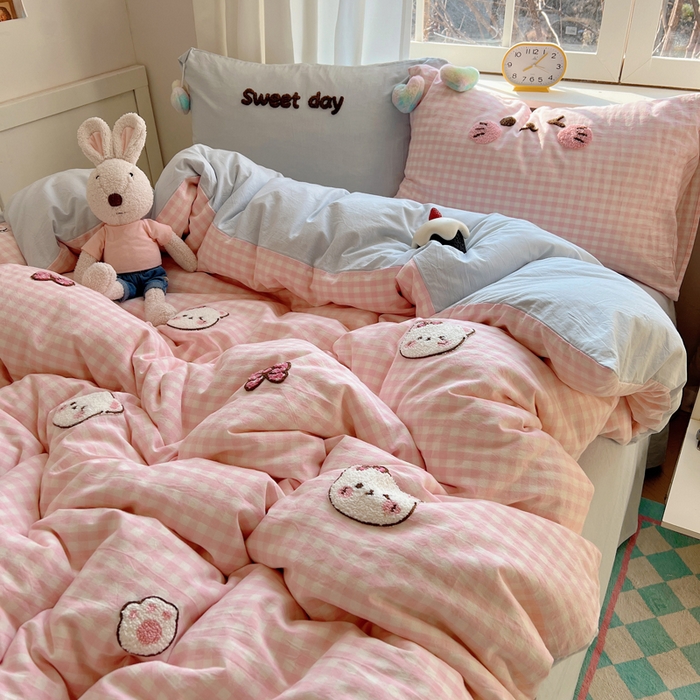 91家纺网 家纺一手货源 找家纺 丽涵家纺 2025新款色织水洗棉毛巾绣四件套-甜心小猫系列 甜心小猫-粉蓝-毛球款