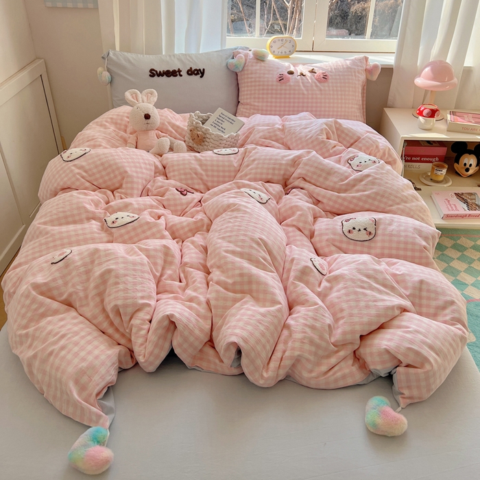 91家纺网 家纺一手货源 找家纺 丽涵家纺 2025新款色织水洗棉毛巾绣四件套-甜心小猫系列 甜心小猫-粉蓝-毛球款