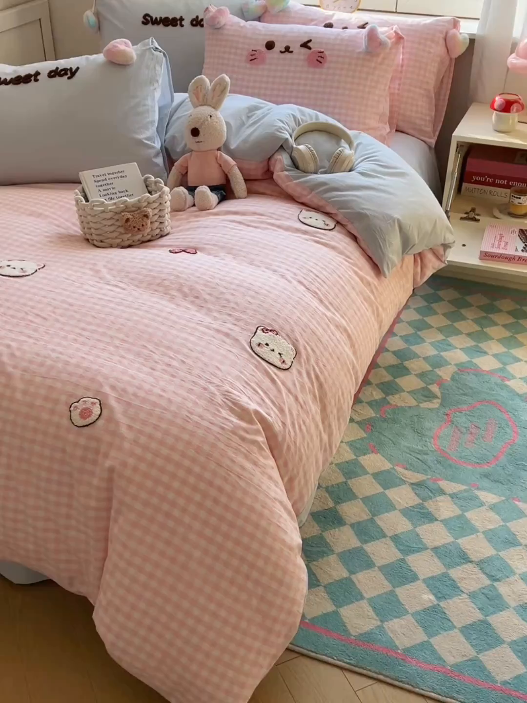 91家纺网 家纺一手货源 找家纺 丽涵家纺 2025新款色织水洗棉毛巾绣四件套-甜心小猫系列 甜心小猫-粉蓝-毛球款