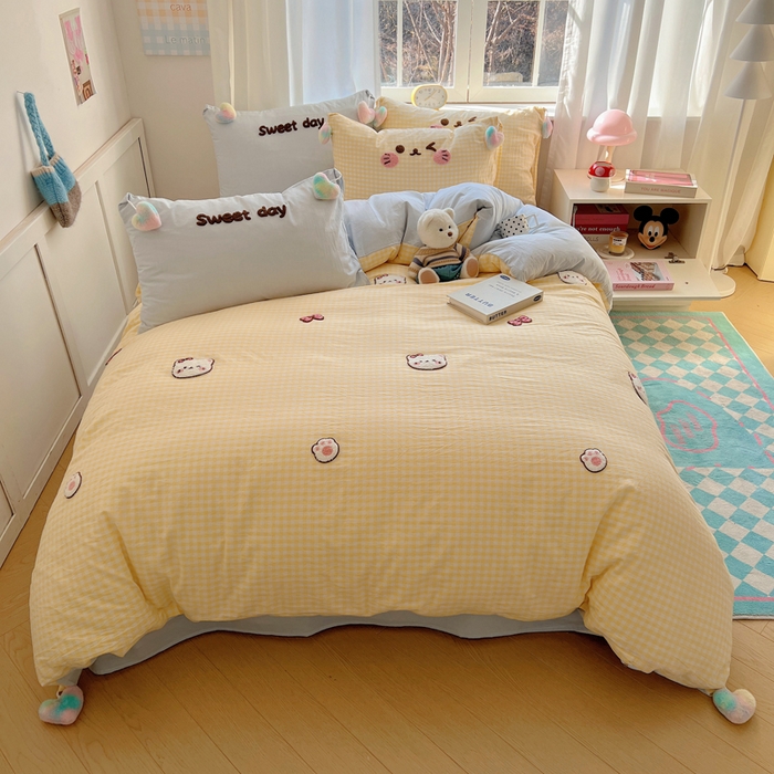 91家纺网 家纺一手货源 找家纺 丽涵家纺 2025新款色织水洗棉毛巾绣四件套-甜心小猫系列 甜心小猫-黄格-毛球款