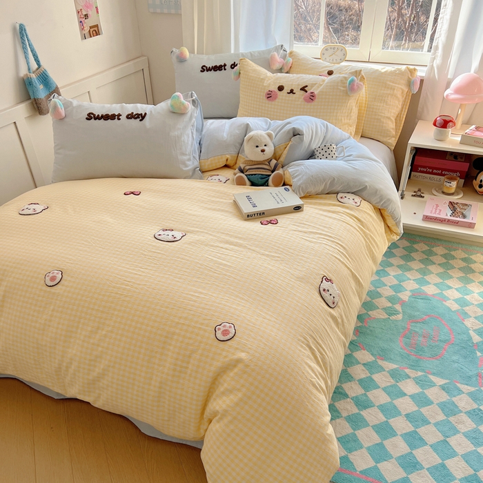 91家纺网 家纺一手货源 找家纺 丽涵家纺 2025新款色织水洗棉毛巾绣四件套-甜心小猫系列 甜心小猫-黄格-毛球款