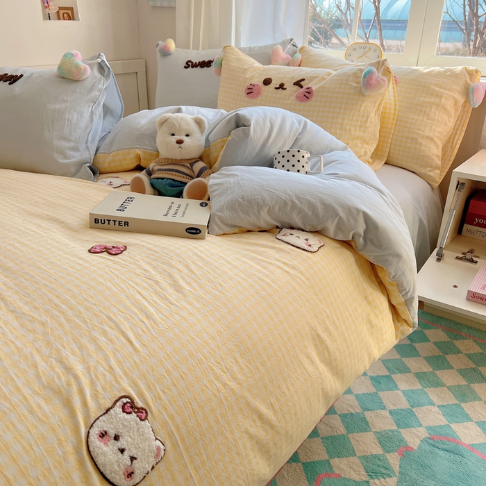 91家纺网 家纺一手货源 找家纺 丽涵家纺 2025新款色织水洗棉毛巾绣四件套-甜心小猫系列 甜心小猫-黄格-毛球款