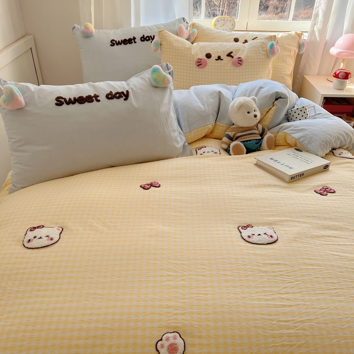 91家纺网 家纺一手货源 找家纺 丽涵家纺 2025新款色织水洗棉毛巾绣四件套-甜心小猫系列 甜心小猫-黄格-毛球款