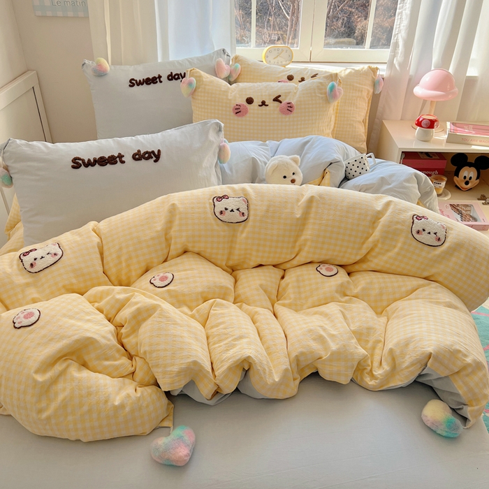 91家纺网 家纺一手货源 找家纺 丽涵家纺 2025新款色织水洗棉毛巾绣四件套-甜心小猫系列 甜心小猫-黄格-毛球款