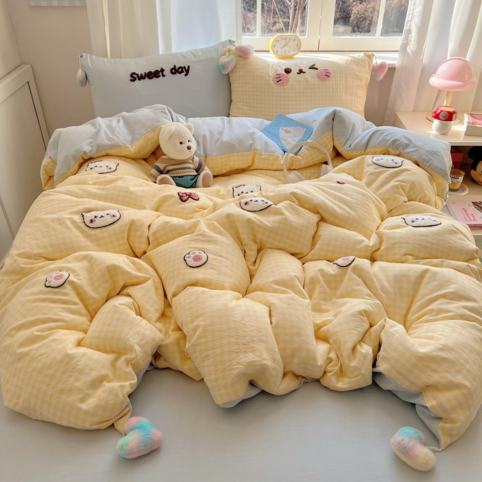 91家纺网 家纺一手货源 找家纺 丽涵家纺 2025新款色织水洗棉毛巾绣四件套-甜心小猫系列 甜心小猫-黄格-毛球款