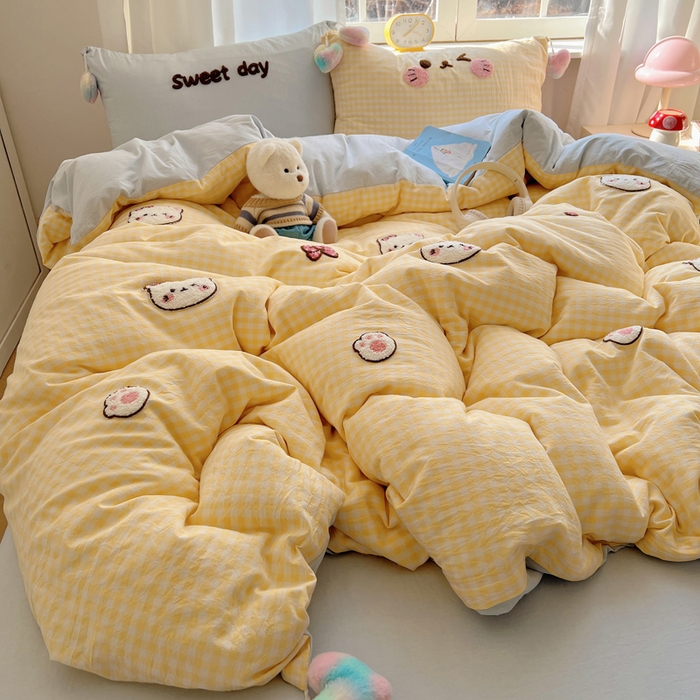 91家纺网 家纺一手货源 找家纺 丽涵家纺 2025新款色织水洗棉毛巾绣四件套-甜心小猫系列 甜心小猫-黄格-毛球款