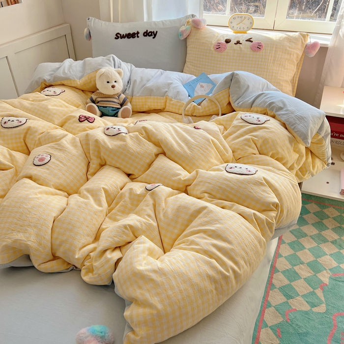 91家纺网 家纺一手货源 找家纺 丽涵家纺 2025新款色织水洗棉毛巾绣四件套-甜心小猫系列 甜心小猫-黄格-毛球款