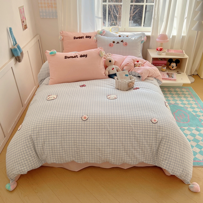 91家纺网 家纺一手货源 找家纺 丽涵家纺 2025新款色织水洗棉毛巾绣四件套-甜心小猫系列 甜心小猫-蓝格-毛球款