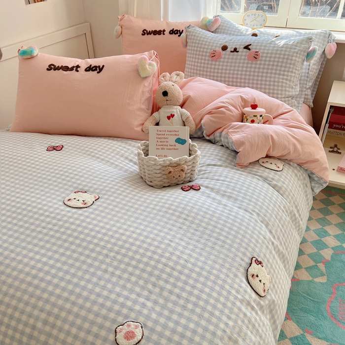 91家纺网 家纺一手货源 找家纺 丽涵家纺 2025新款色织水洗棉毛巾绣四件套-甜心小猫系列 甜心小猫-蓝格-毛球款