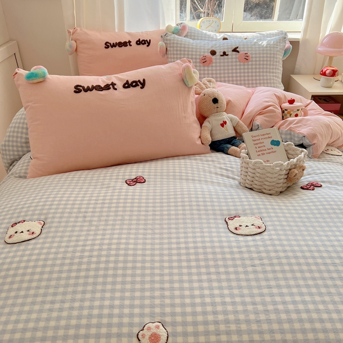 91家纺网 家纺一手货源 找家纺 丽涵家纺 2025新款色织水洗棉毛巾绣四件套-甜心小猫系列 甜心小猫-蓝格-毛球款