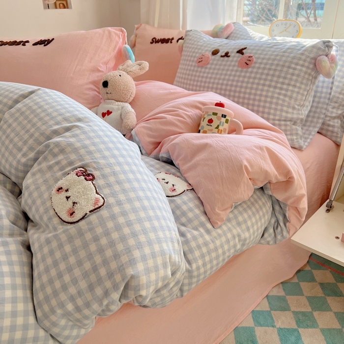 91家纺网 家纺一手货源 找家纺 丽涵家纺 2025新款色织水洗棉毛巾绣四件套-甜心小猫系列 甜心小猫-蓝格-毛球款