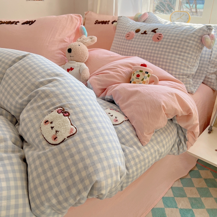 91家纺网 家纺一手货源 找家纺 丽涵家纺 2025新款色织水洗棉毛巾绣四件套-甜心小猫系列 甜心小猫-蓝格-毛球款