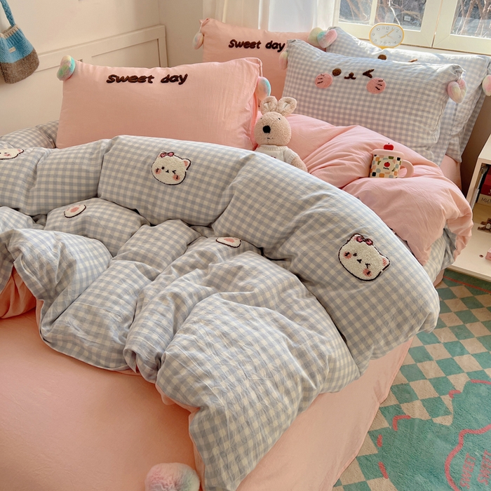 91家纺网 家纺一手货源 找家纺 丽涵家纺 2025新款色织水洗棉毛巾绣四件套-甜心小猫系列 甜心小猫-蓝格-毛球款