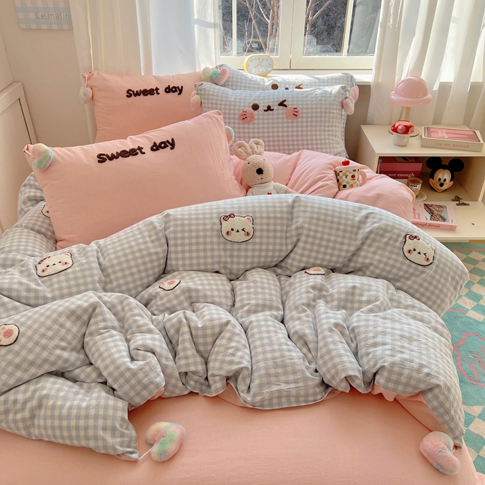 91家纺网 家纺一手货源 找家纺 丽涵家纺 2025新款色织水洗棉毛巾绣四件套-甜心小猫系列 甜心小猫-蓝格-毛球款