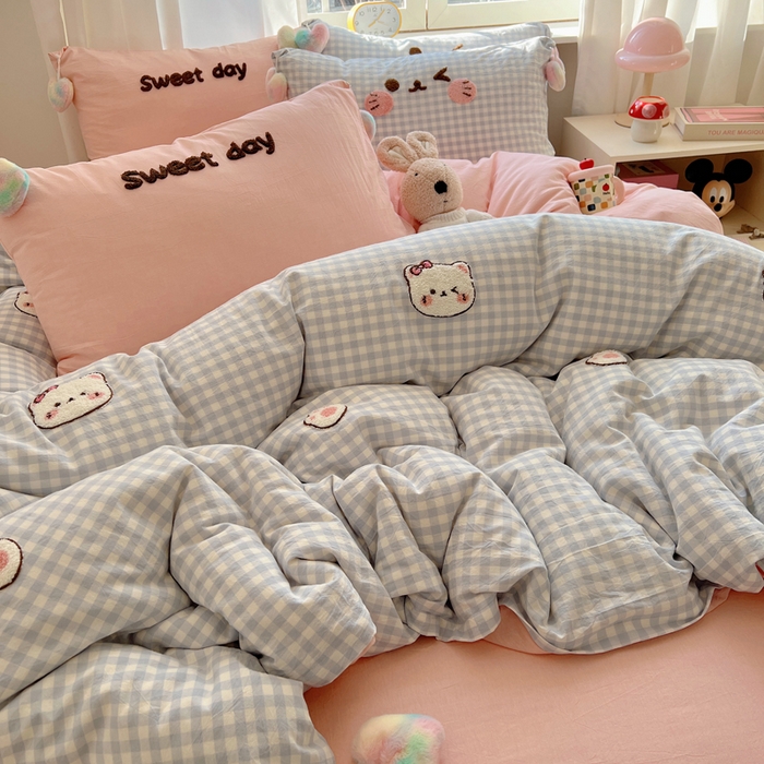 91家纺网 家纺一手货源 找家纺 丽涵家纺 2025新款色织水洗棉毛巾绣四件套-甜心小猫系列 甜心小猫-蓝格-毛球款