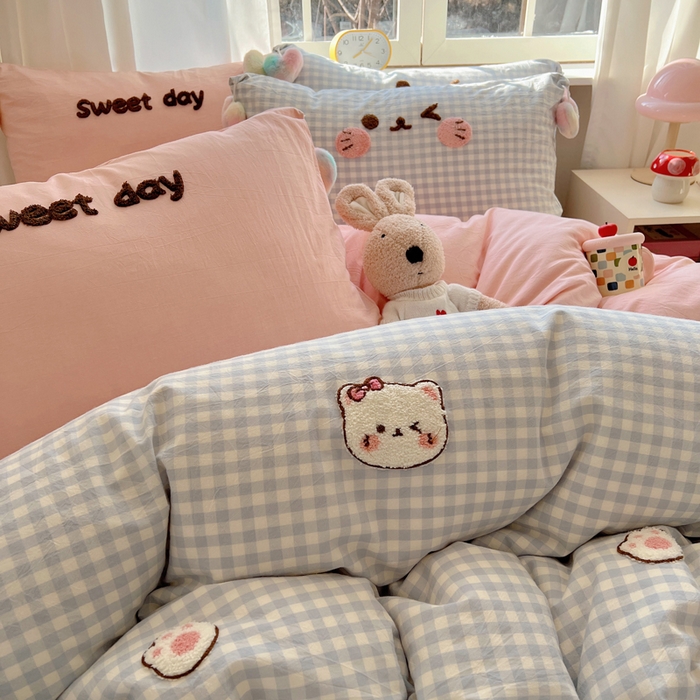 91家纺网 家纺一手货源 找家纺 丽涵家纺 2025新款色织水洗棉毛巾绣四件套-甜心小猫系列 甜心小猫-蓝格-毛球款