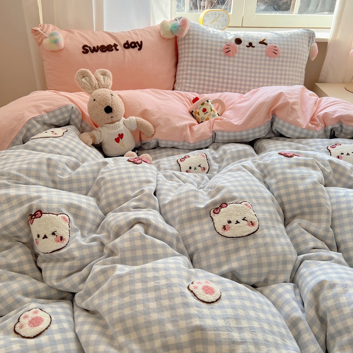 91家纺网 家纺一手货源 找家纺 丽涵家纺 2025新款色织水洗棉毛巾绣四件套-甜心小猫系列 甜心小猫-蓝格-毛球款