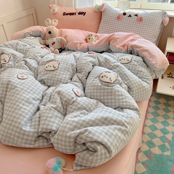 91家纺网 家纺一手货源 找家纺 丽涵家纺 2025新款色织水洗棉毛巾绣四件套-甜心小猫系列 甜心小猫-蓝格-毛球款