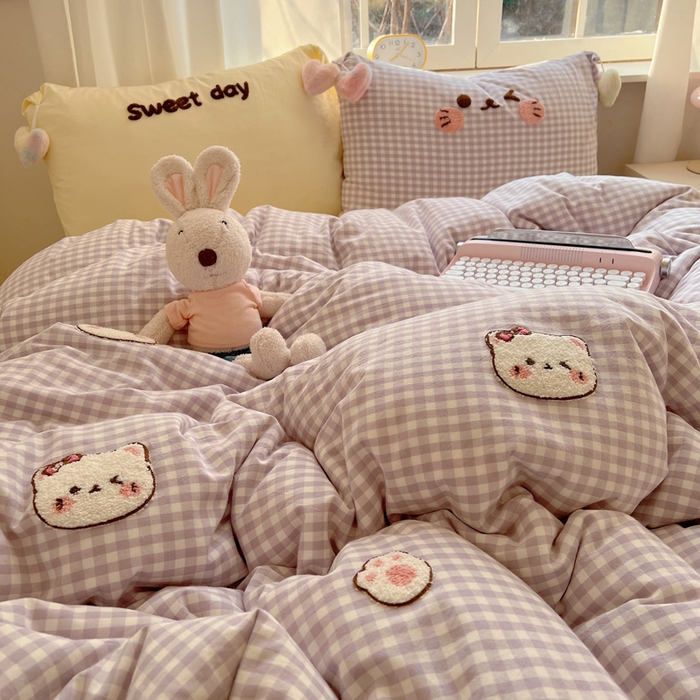 91家纺网 家纺一手货源 找家纺 丽涵家纺 2025新款色织水洗棉毛巾绣四件套-甜心小猫系列 甜心小猫-紫格-毛球款