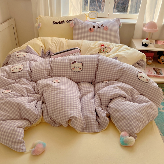 91家纺网 家纺一手货源 找家纺 丽涵家纺 2025新款色织水洗棉毛巾绣四件套-甜心小猫系列 甜心小猫-紫格-毛球款