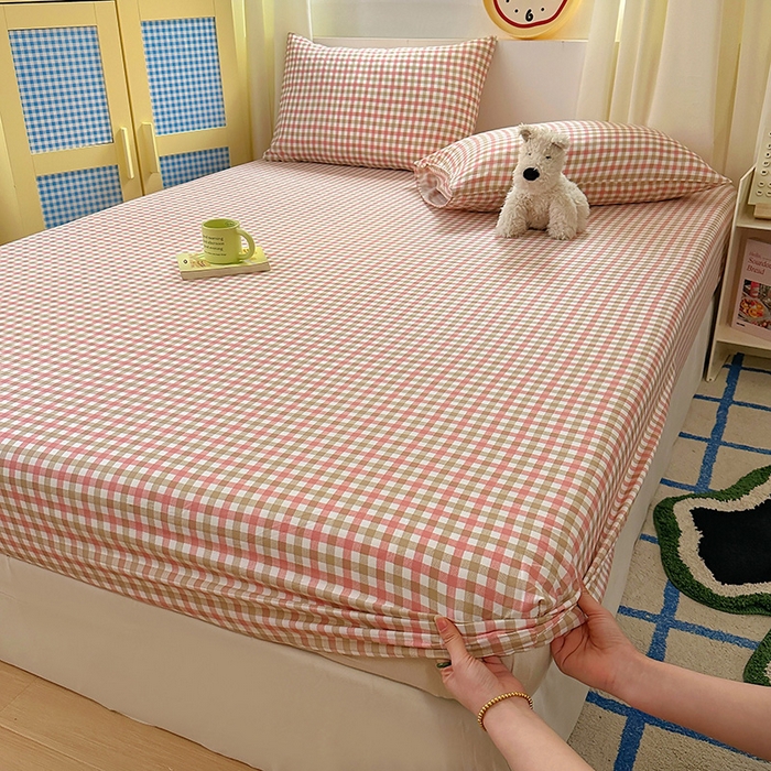 91家纺网 家纺一手货源 找家纺 十一家居 2025新款亲肤裸睡云朵棉水洗棉床笠-洛可系列 粉咖小格