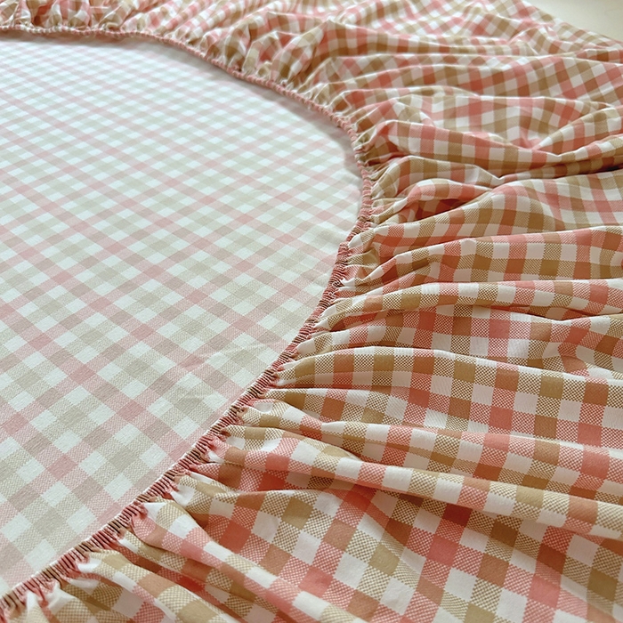 91家纺网 家纺一手货源 找家纺 十一家居 2025新款亲肤裸睡云朵棉水洗棉床笠-洛可系列 粉咖小格