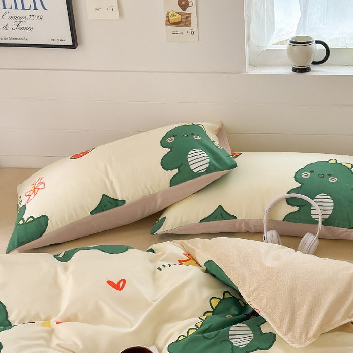 91家纺网 家纺一手货源 找家纺 可可家纺 2025新款印花卡通芦荟棉枕套亲肤信封式枕头套小清新 恐龙宝宝