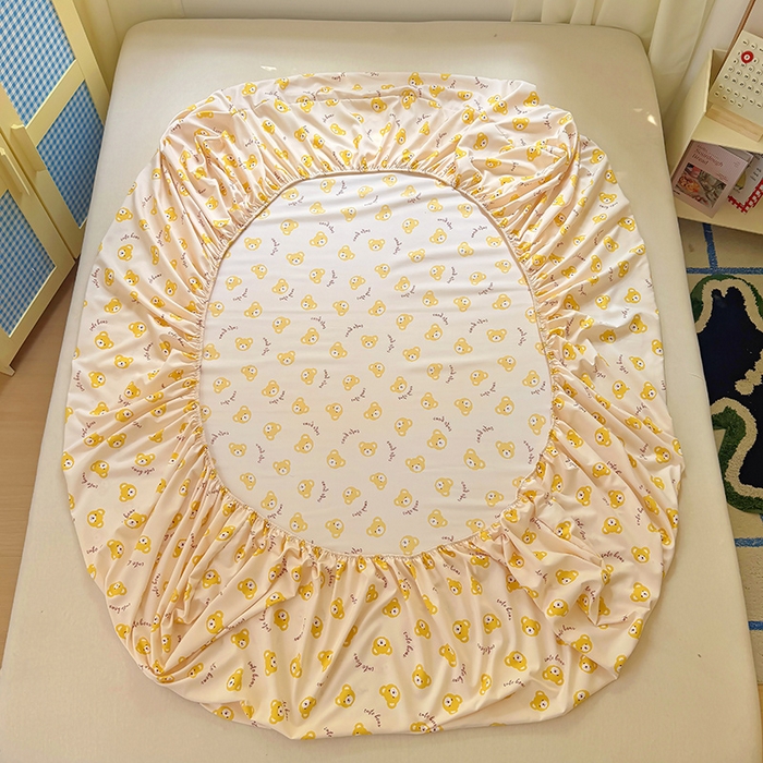 91家纺网 家纺一手货源 找家纺 十一家居 2025新款小清新印花款高克重加厚升级款云朵棉水洗棉床笠 黄色小熊