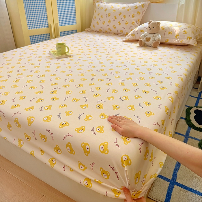 91家纺网 家纺一手货源 找家纺 十一家居 2025新款小清新印花款高克重加厚升级款云朵棉水洗棉床笠 黄色小熊