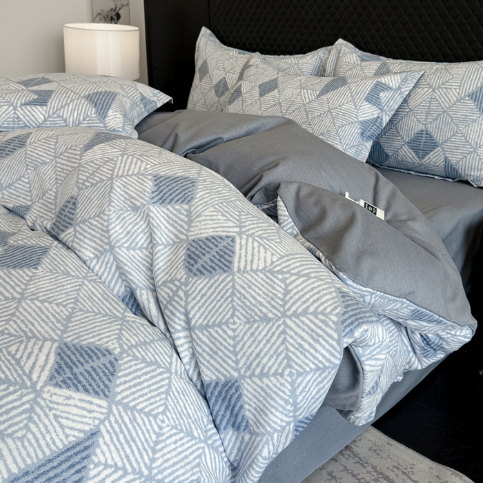 91家纺网 家纺一手货源 找家纺 曲之慕 2025直播爆款纯棉磨毛 高克重加厚全棉磨毛印花四件套 街角咖啡-蓝