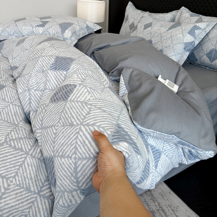 91家纺网 家纺一手货源 找家纺 曲之慕 2025直播爆款纯棉磨毛 高克重加厚全棉磨毛印花四件套 街角咖啡-蓝